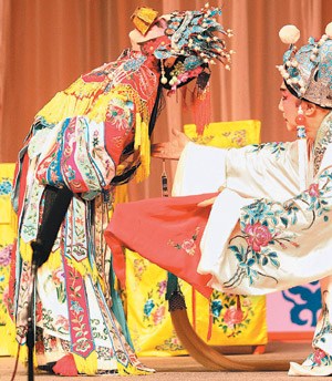94岁的京剧明星戴企霞昨天表演了《醉妃》的难度动作。
