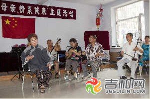 京剧演员任芳华患癌症已经12年了，成立了一个社区京剧剧团为居民表演。

