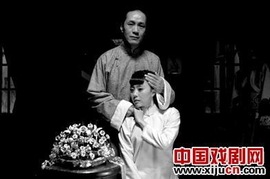 李媛媛在电视剧《花儿的深度》中扮演了一个像菊花一样新鲜的著名京剧演员。

