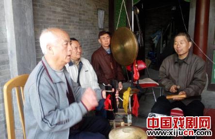 “老年音乐”的演出正在进行中。
