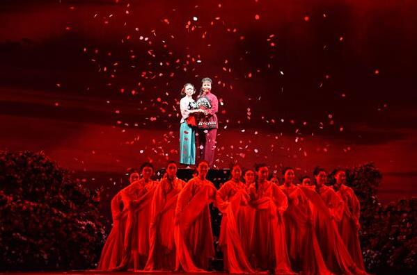 京剧大师王蓉蓉和现代京剧剧《党的女儿》黄钢开始了他们的演出。
