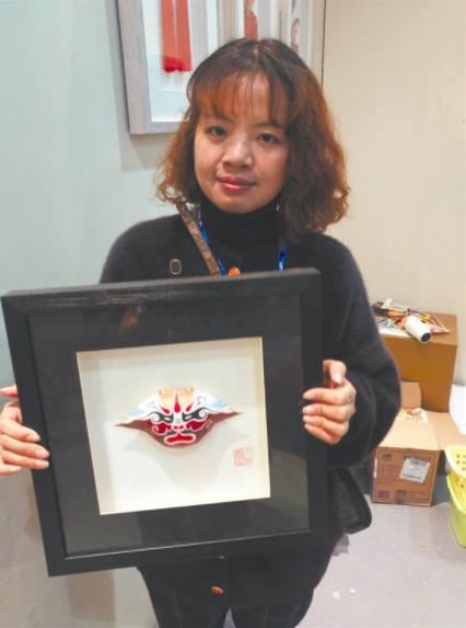 箬竹壳上的京剧脸谱
