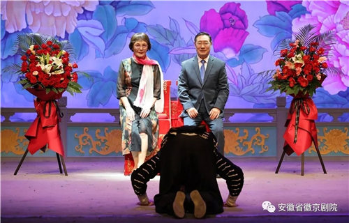 著名京剧演员于万增先生接受安徽徽剧院杰出青年演员尹航
