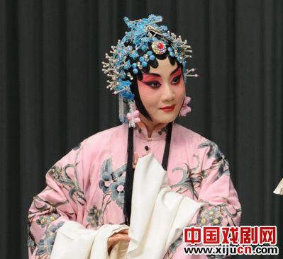 第一个流派班的学生报道了京剧《钟馗娶妹妹》、《词霸姐》和《春梦》
