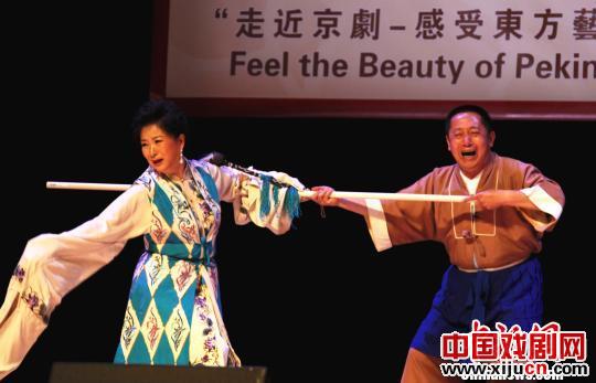 京剧艺术大师唐禾香、吕昆山正在表演《秋江》选段