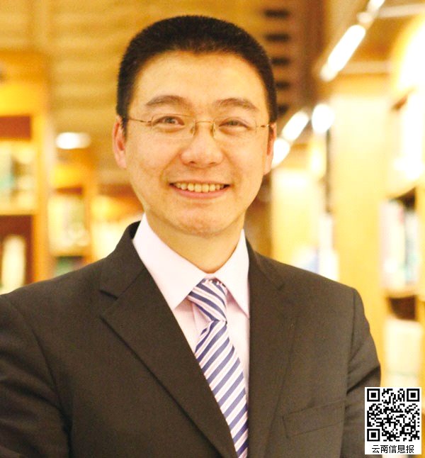 为云南京剧立传的电视主持人周康梁