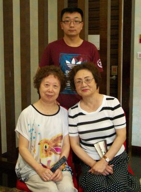 王立建与京剧名家朱广洁（右）、栾广平（左）老师