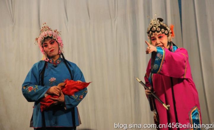 著名晋剧鼓师侯玉金在邮电俱乐部为票友伴奏