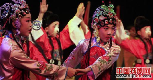 京剧走进校园，中国文化亮点彰显风采
