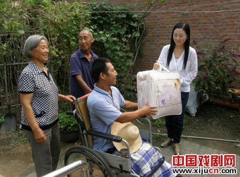 姜亦珊亲自将棉被送到残疾人家中