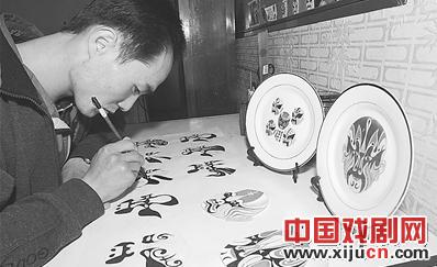 1980年后，薛彭辉痴迷于画京剧脸谱。
