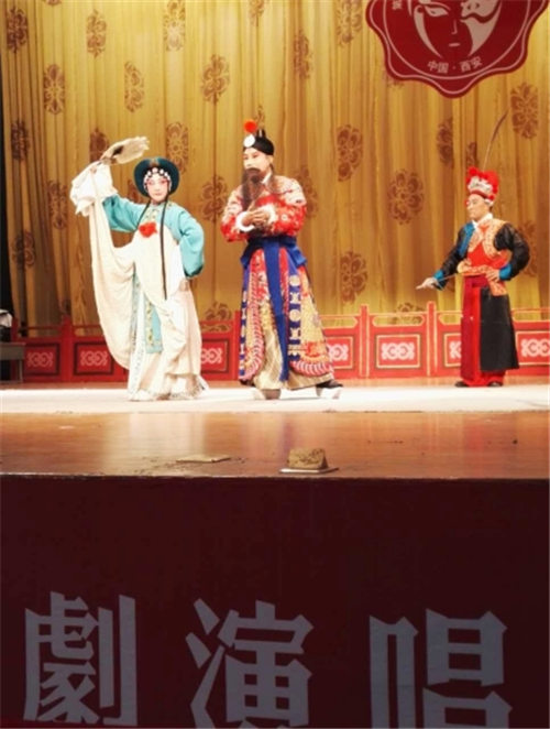 高校老年人的“皮黄家庭”
