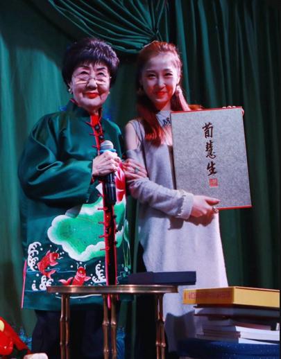 上海京剧剧院年轻的花旦演员李文文，是由鲁迅学派的表演艺术家孙毓敏指导的。
