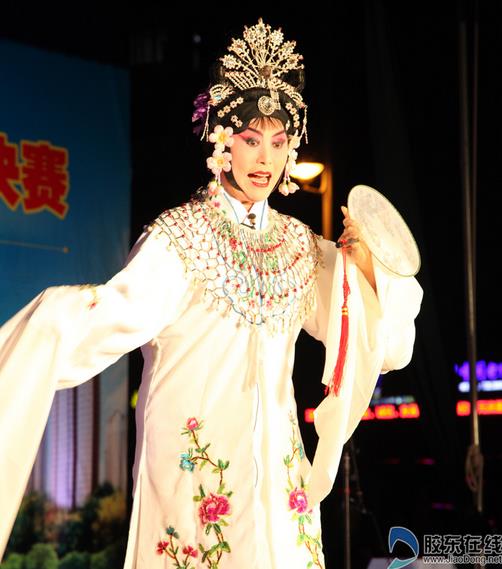 向牟平区举行的烟台京剧选民赛社区“厉安德杯”送文化
