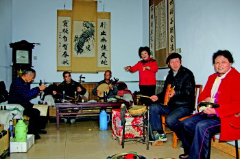 京剧俱乐部制作自己的乐器，表演自己的动作。
