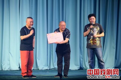 由北京德运会主办的“京师860周年京剧晚会”，郭德纲演唱了京剧
