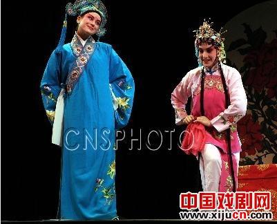 美国齐方舒京剧团在第11届美中京剧节上表演传统京剧《拾玉镯》
