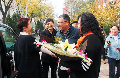 十九大党代表谢涛:“扎根人民，塑造更多有活力的人。”
