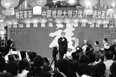 著名京剧演员尚常戎在杜甫社区表演
