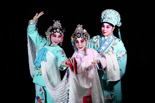 坚持传统信仰传统——以“三条街”为视角
