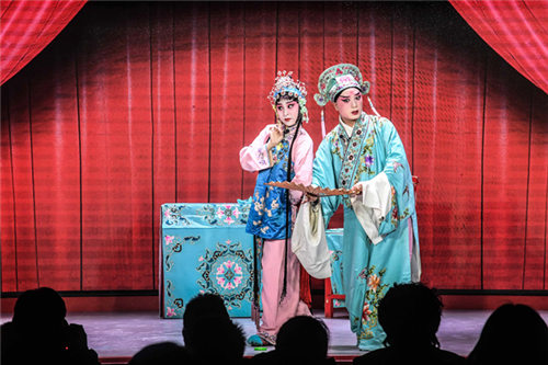 京剧梅派、唐派、裘派三大流派传人同台演出