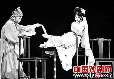 新创作的京剧《Xi角》在王梦婷的小剧院上演，展现了年轻学生张坤复杂而困难的技巧和与歌剧之间挥之不去的关系。
