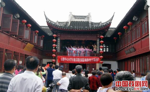山塘中央小学玉佩京剧协会学生举行京剧表演迎接6月1日
