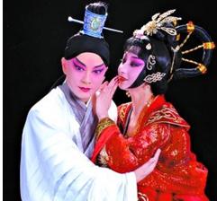 由李宏图和李文敏主演的《蝴蝶海》将于2月14日在梅兰芳大剧院首映。
