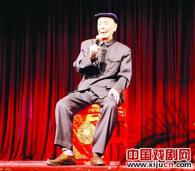 96岁的秦汝珍先生参加了在江苏省举行的第五届京剧业余演出
