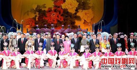 胡锦涛、吴邦国、贾庆林等人观看了新年京剧晚会。
