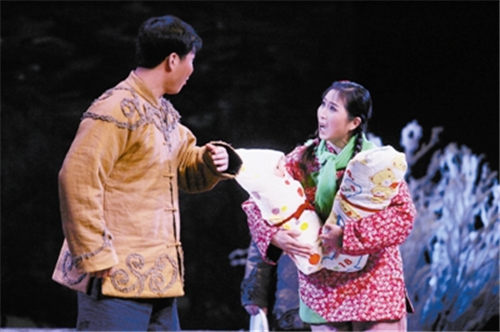 大型现代戏剧《非凡的母亲》在冀州剧院上演。
