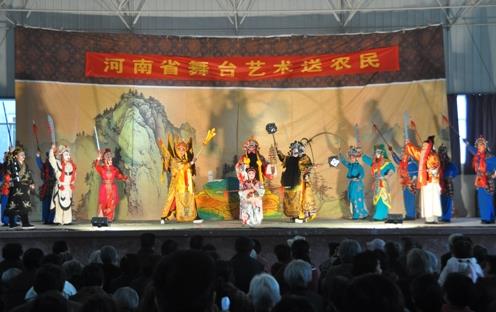 河南京剧院在农村演出
