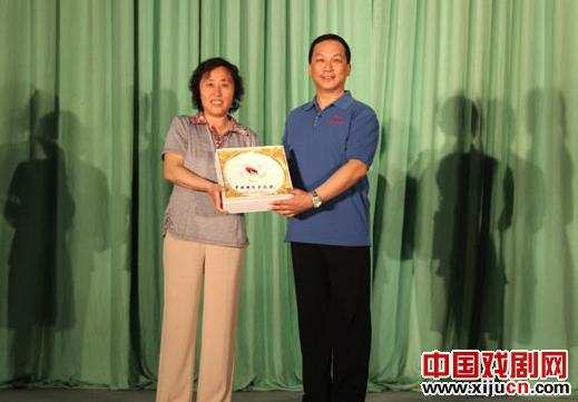 国家大剧院和天津财经大学珠江学院的领导互相赠送纪念品
